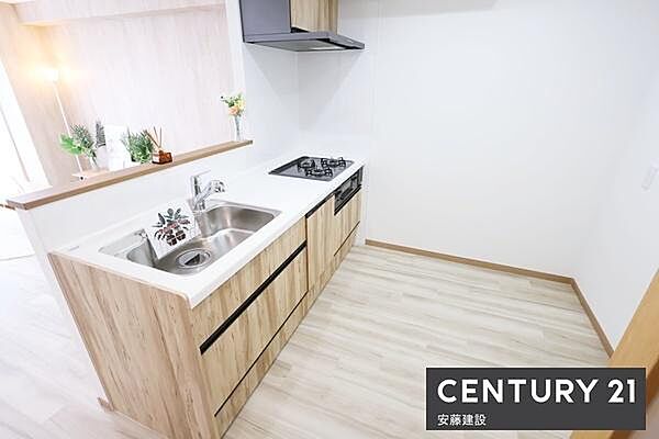 【　キッチン　/　Kitchen　】お子様を見守りながら、テレビも楽しみつつ調理できる開放的なオープンキッチンお料理の受け渡しもスムーズ！