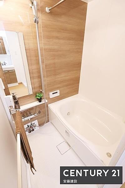 【　浴室　/　Bathroom　】ホテルのような上質なデザインのシステムバスホスクリーンが備わっており、雨の日でも部屋干し可能