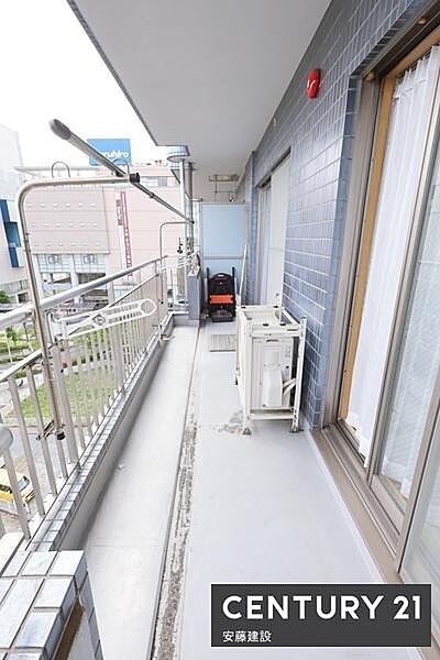 【　バルコニー　/　Balcony　】2部屋から出入可能な南向きバルコニー