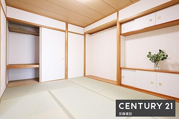 【　和室　/　6.5帖　】キッチン横に備わった収納完備の和室お子様の遊び場やリビング続きとしても最適なスペース
