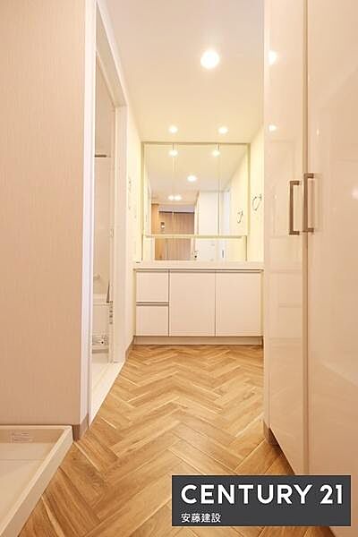 【　洗面所　/　Washroom　】清潔感溢れる洗面所は、忙しい朝もストレスフリーに身支度できそうな空間タオルや掃除道具も片付く収納付き