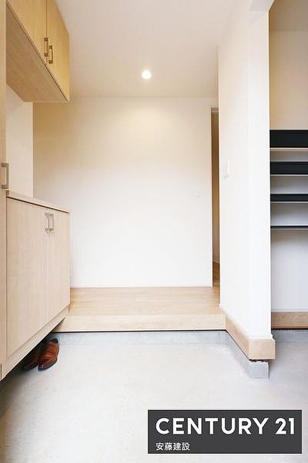 【 玄関+SIC / entrance 】間口が広く開放的な空間お出かけ前の身だしなみチェックに便利なミラー付シューズボックス完備