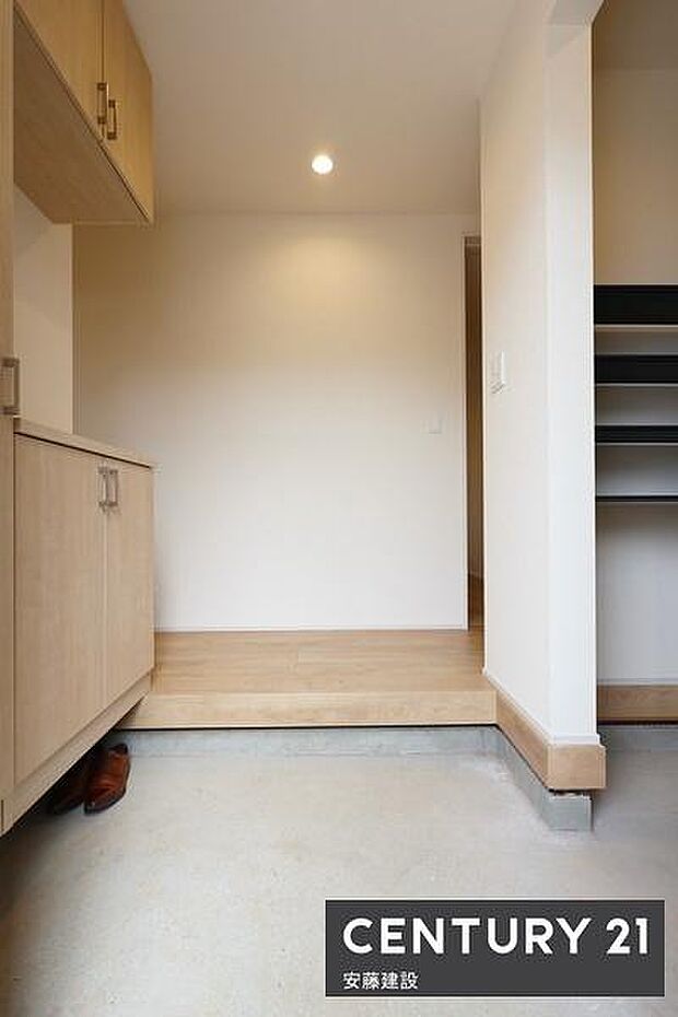 【 玄関+SIC / entrance 】落ち着いた雰囲気のゆとりある玄関は、間口が広く開放的な空間お出かけ前の身だしなみチェックに便利なミラー付シューズボックス完備