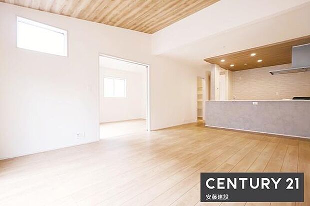 【 リビング / 18帖 】開放感溢れる勾配天井採用のLDK!ダイニングテーブルとソファーを置いてもゆとりが生まれる空間窓位置も高くテレビ台や壁掛けテレビが設置可能です