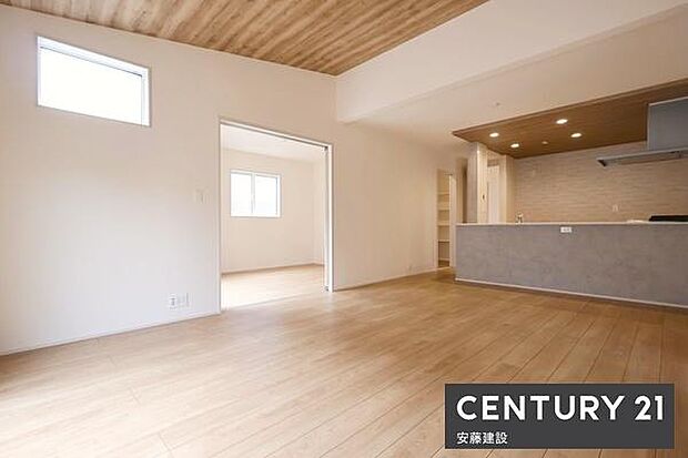 【 リビング / 18帖 】開放感溢れる勾配天井採用のLDK!ダイニングテーブルとソファーを置いてもゆとりが生まれる空間