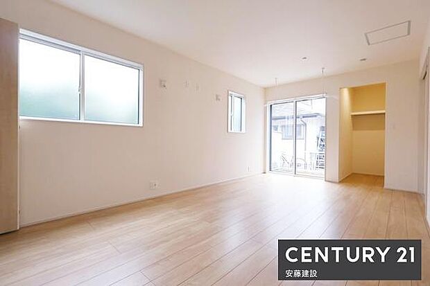 【 寝室(間仕切可)+WIC / 10.5帖 】将来の家族人数に応じて間取り変更可能なフレキシブルルーム!ダブルベッドを置ける寝室はご夫婦でお使いいただける空間