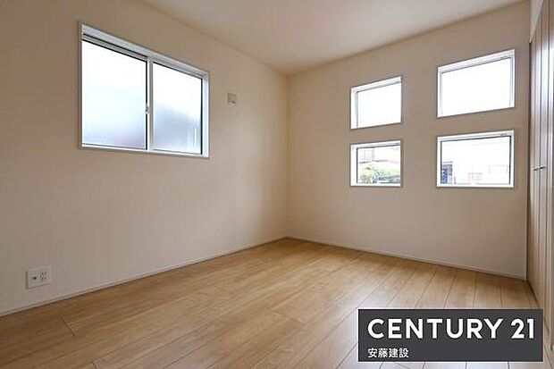 【 洋室 / 6帖 】明るくゆとりのある広さの洋室!クローゼット完備どんな家具にも合わせやすい白基調のお部屋です