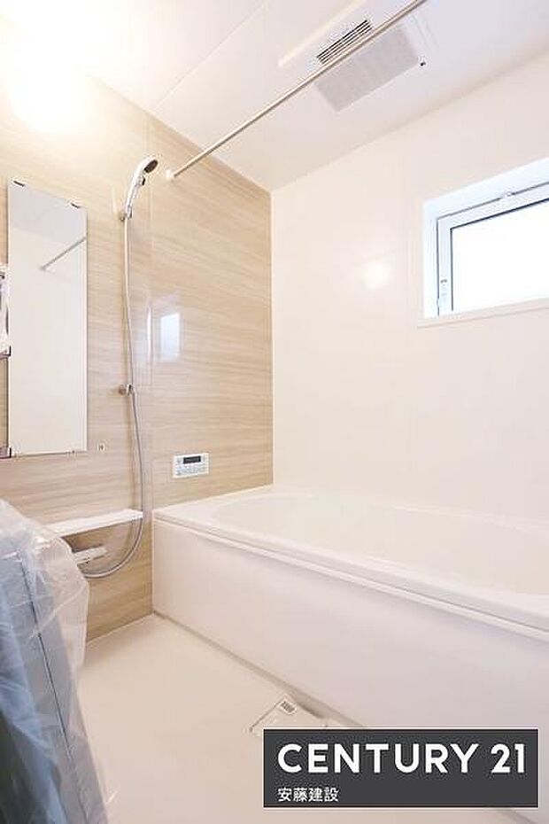 【 浴室 / Bathroom 】ゆったりと至福のバスタイムを過ごせそうな清潔感ある浴室浴室暖房乾燥機が備わっており換気しやすく、冬場は過度な温度差を防げます