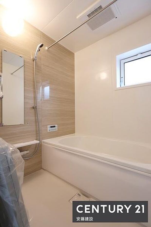 【 浴室 / Bathroom 】ゆったりと至福のバスタイムを過ごせそうな清潔感ある浴室浴室暖房乾燥機が備わっており換気しやすく、冬場は過度な温度差を防げます