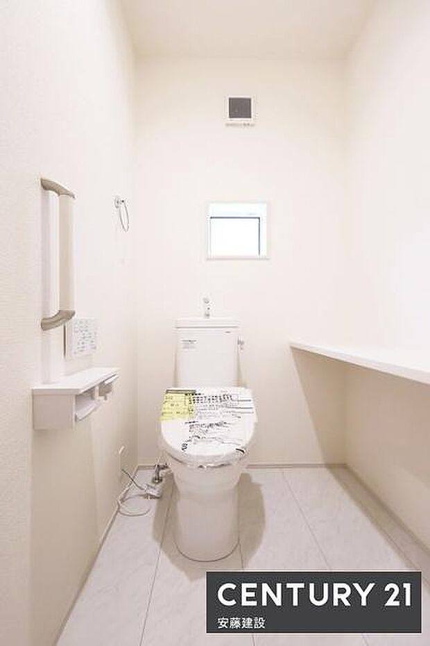 【 トイレ / toilet 】明るく清潔的なウォッシュレット付きトイレゆとりのある広さに便利なカウンター付き!