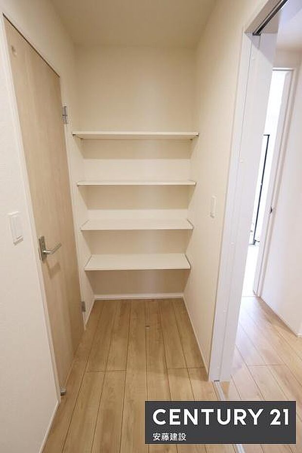 【 収納 】トイレ前の廊下にはサイズ調整ができて便利な可動棚完備!