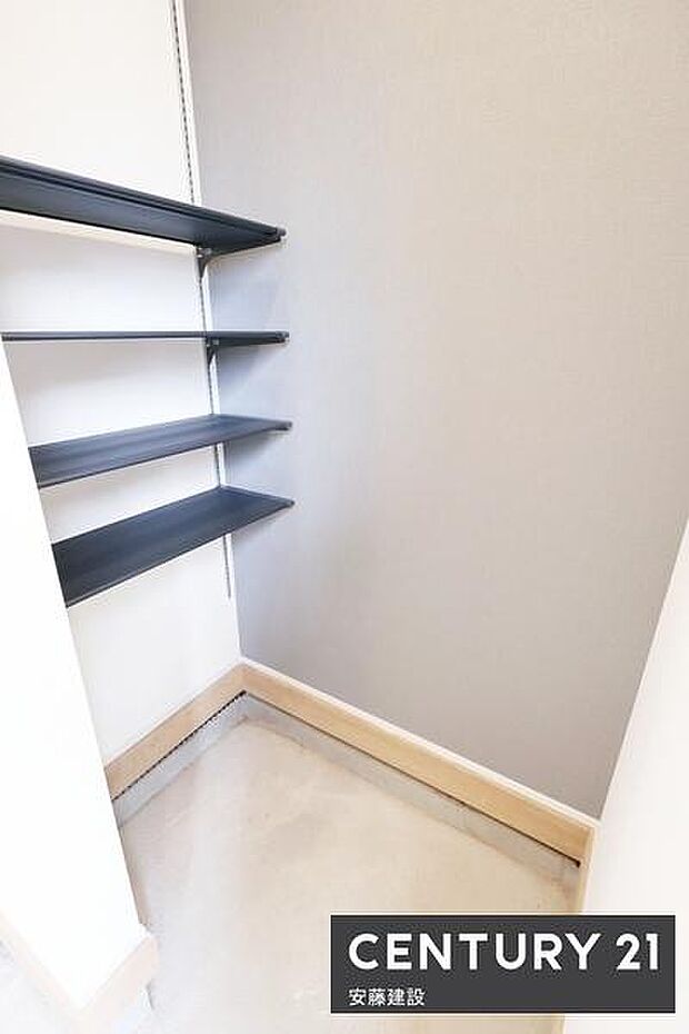 【 SIC 】かさばりやすいベビーカーやアウトドア用品も収納可能なSIC完備ロールカーテンなどもつけられて目隠しも可能な設計!