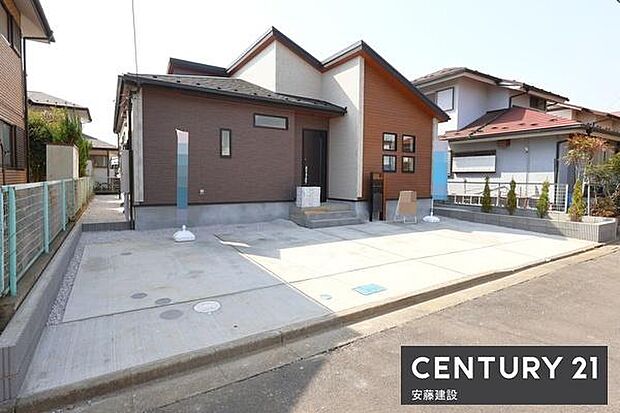 【 駐車場 / parking 】並列3台駐車可能なスペース(車種制限有)洗車やバイク・自転車置き場などにも役立つしっかりとした広さです