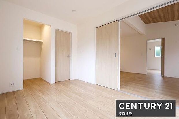 【 洋室+WIC / 6帖 】リビング横の洋室は子どもの遊び場や家事、仕事スペースとしても使える便利な空間