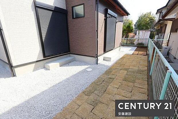 【 庭 / Garden 】ガーデニングや家庭菜園など楽しみが広がる南庭!リビング窓にホスクリーン(物干金具)付きで洗濯も楽々干せます