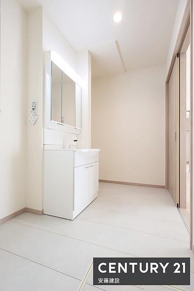 【　洗面所　/　Washroom　】清潔感溢れる洗面所は、家族みんなが快適に使えるよう配慮された空間バタバタしがちな朝の時間も、ゆとりをもって過ごせます！