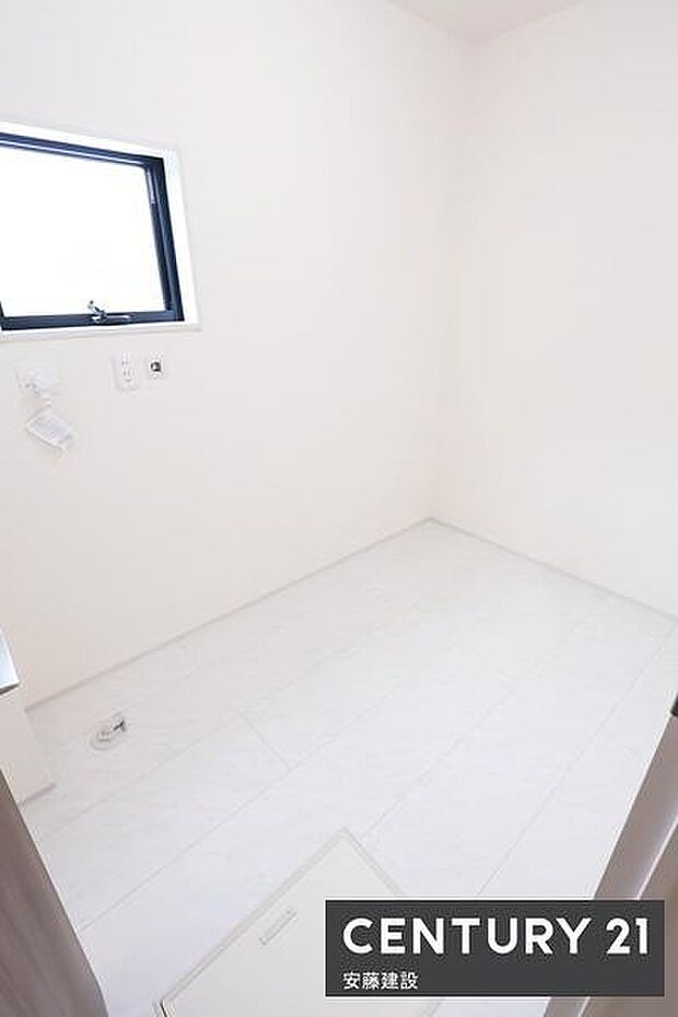 【　脱衣所　/　Washroom　】明るくゆとりある広さの脱衣所！洗濯バーを天井に増設すれば部屋干し空間にもできます