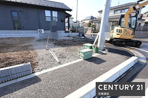【 駐車場 / parking 】並列2台可能な駐車スペースご夫婦それぞれのお車をお家の前に停めることができます