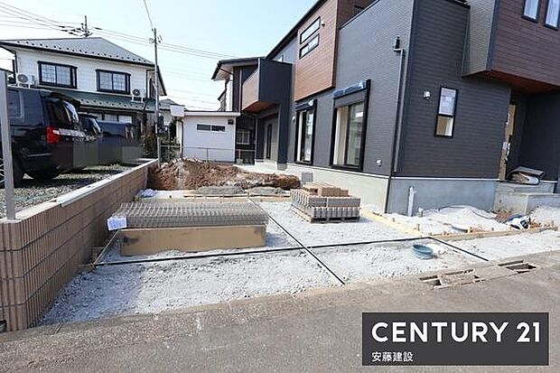 【 駐車場 / parking 】並列2台可能な駐車スペースご夫婦それぞれのお車をお家の前に停めることができます