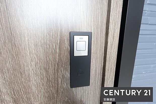 【　玄関　/　entrance　】玄関は専用キーが鞄にあればワンタッチで開閉可能なスマートキー搭載！買い物帰りや雨の日、子どもと手が離せないときでもすぐに施錠できてうれしい機能