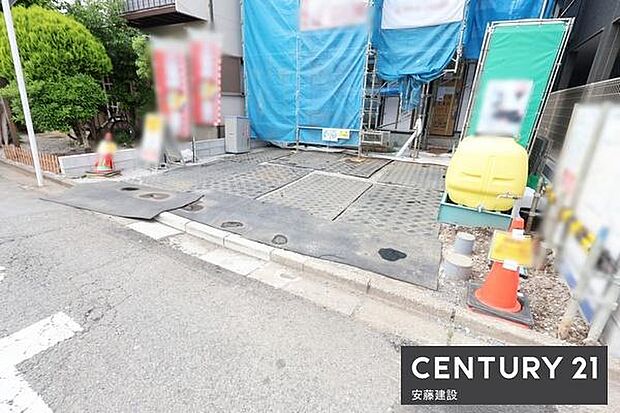 【 駐車場 / parking 】並列2台可能な駐車スペースご夫婦それぞれのお車をお家の前に停めることができます