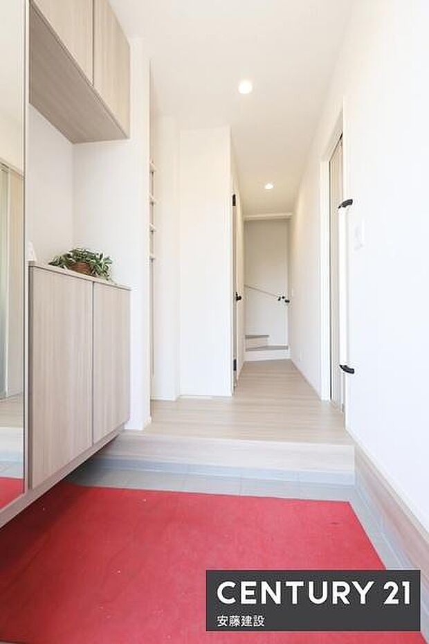 【 玄関 / entrance 】住む人を毎日見送り迎え入れる、清潔感のある玄関