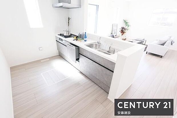 【 キッチン / Kitchen 】お料理の受け渡しもスムーズな対面式のシステムキッチン窓があり熱やにおいがこもりにくい設計