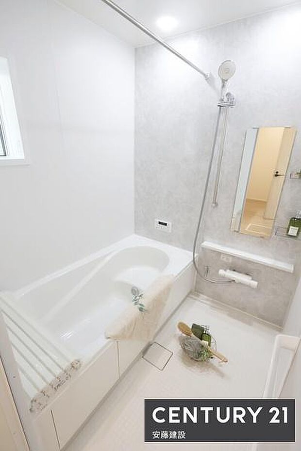 【 浴室 / Bathroom 】ゆったりと至福のバスタイムを過ごせそうな清潔感ある浴室浴室暖房乾燥機が備わっており換気しやすく、冬場は過度な温度差を防げます