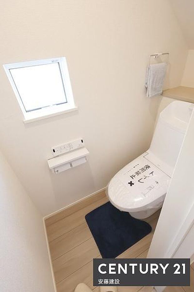 【 トイレ / toilet 】明るく清潔的なウォシュレット付きトイレ開閉がしやすい窓位置で換気や窓自体の掃除もしやすいのがポイント!
