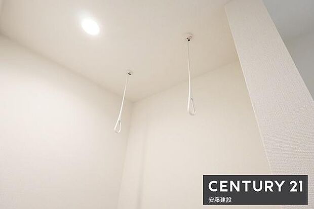 【 設備 】物干し竿を取り付ければ部屋干し可能に!雨の日以外でも防犯面を重視し、女性や子供の肌着だけの室内干し使用にも最適サイズ