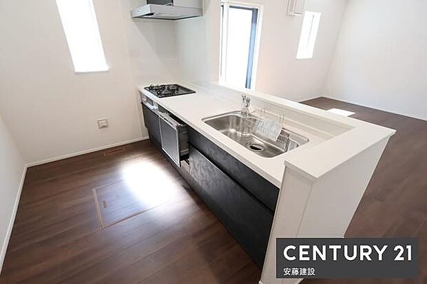 【 キッチン / Kitchen 】お料理の受け渡しもスムーズな対面式のシステムキッチン窓があり熱やにおいがこもりにくい設計