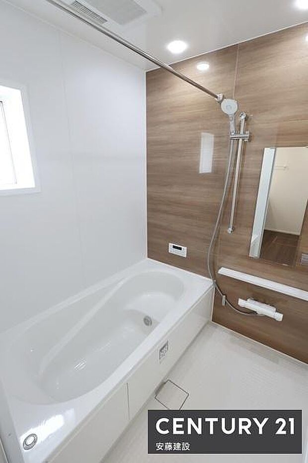 【 浴室 / Bathroom 】ゆったりと至福のバスタイムを過ごせそうな清潔感ある浴室浴室暖房乾燥機が備わっており換気しやすく、冬場は過度な温度差を防げます