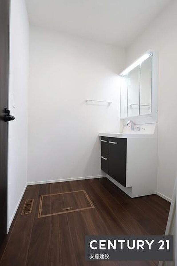 【 洗面所 / Washroom 】清潔感溢れる洗面所しっかり収納できる独立洗面化粧台完備!