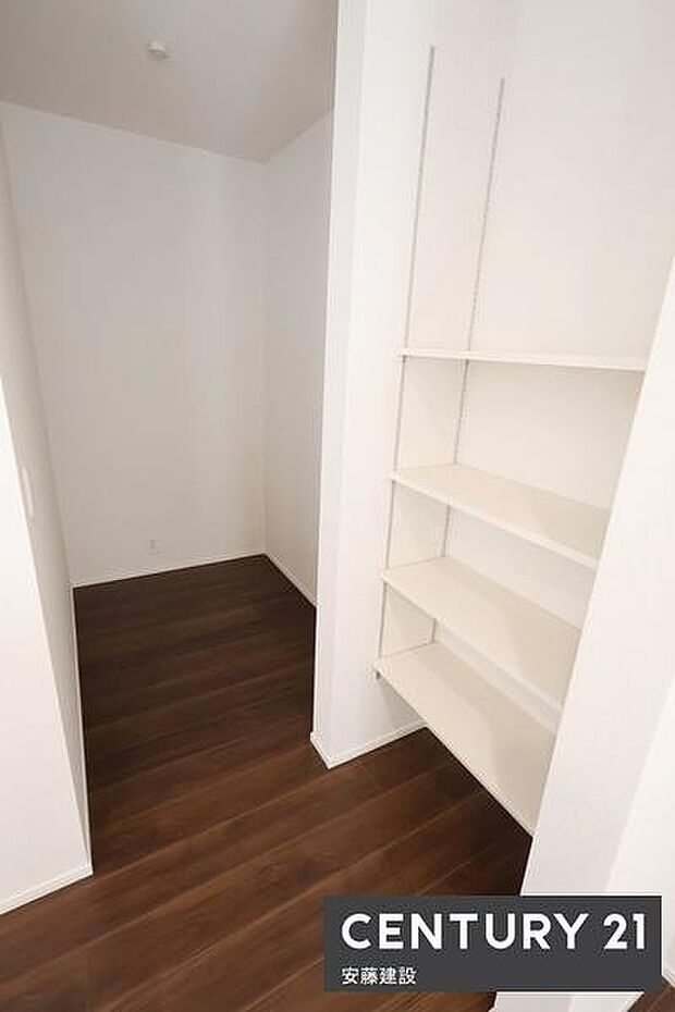 【 パントリー 】キッチン横に食料品や日用品を収納できるパントリー完備