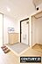 玄関：【　玄関　/　entrance　】間口が広く開放的で、落ち着いた雰囲気の玄関段差がほとんどないため、お子様やご高齢の方でも出入りがしやすく安心です
