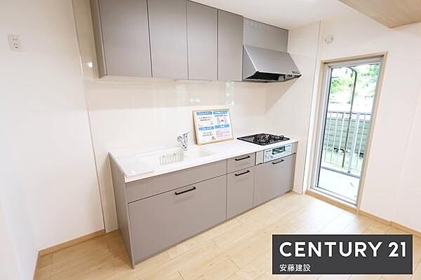 【　キッチン　/　Kitchen　】作業と収納のスペースをしっかり確保したキッチン冷蔵庫置いても動線の邪魔にならないゆとりの空間