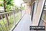 バルコニー：【　バルコニー　/　Balcony　】リビングから出入り可能なバルコニー！陽当りがよく洗濯物もしっかり乾きます
