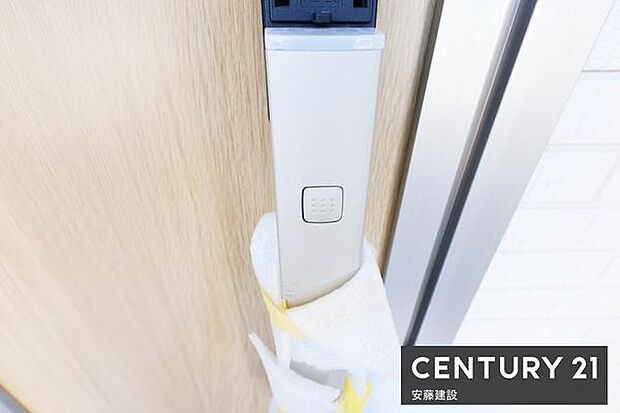 【 玄関 / entrance 】玄関は専用キーが鞄にあればワンタッチで開閉可能なスマートキー搭載!買い物帰りや雨の日、子どもと手が離せないときでもすぐに施錠できてうれしい機能