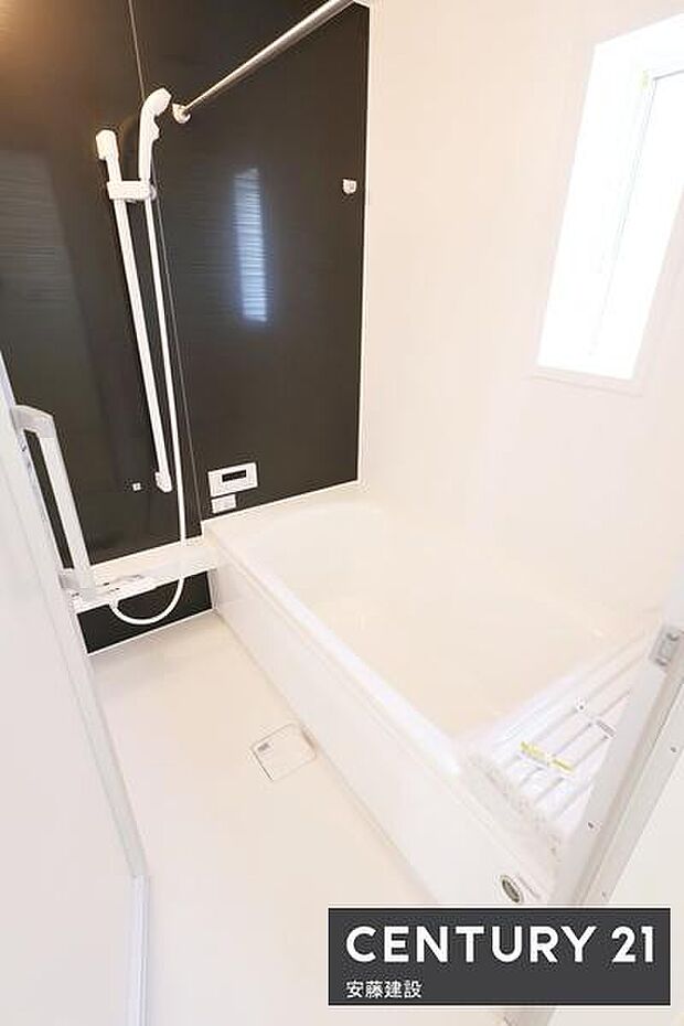 【 浴室 / Bathroom 】ゆったりと至福のバスタイムを過ごせそうな清潔感ある浴室ホスクリーンが備わっており、雨の日でも室内部屋干し可能