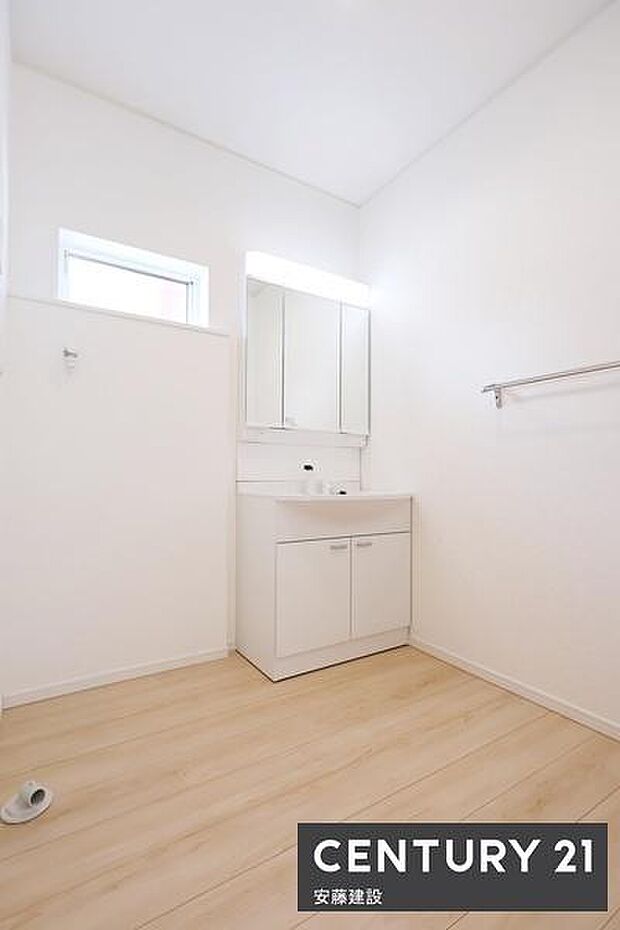 【 洗面所 / Washroom 】清潔感溢れる洗面所は、家族みんなが快適に使えるよう配慮された空間バタバタしがちな朝の時間も、ゆとりをもって過ごせます!
