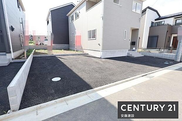 【 駐車場 / parking 】並列2台可能な駐車スペースご夫婦それぞれのお車をお家の前に停めることができます