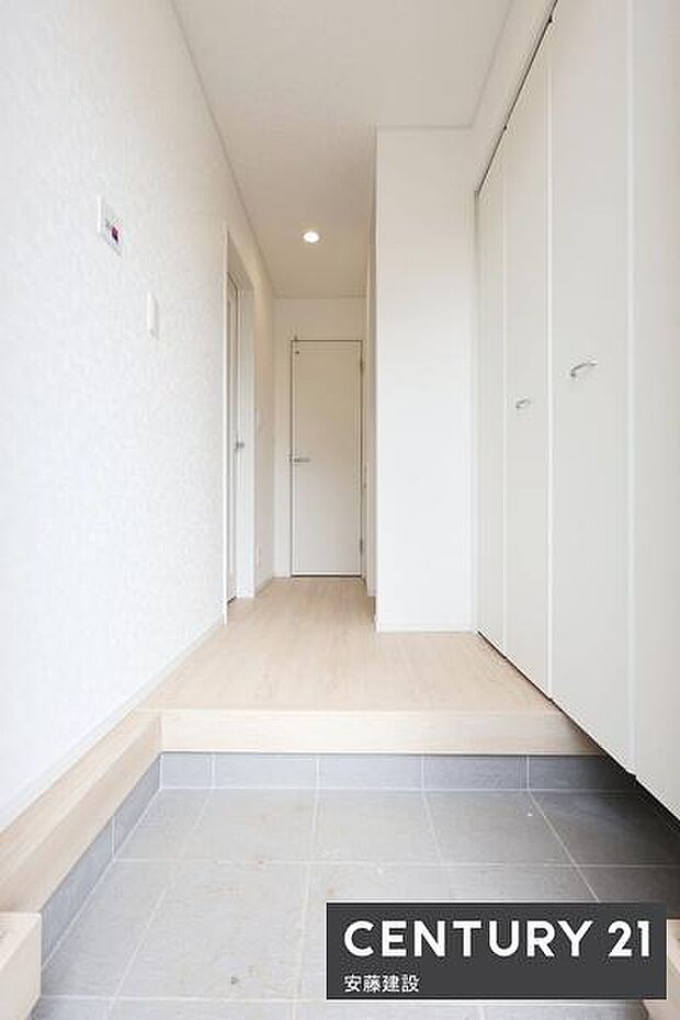 【 玄関 / entrance 】白を基調とした清潔感あふれる玄関は、間口が広く開放的な空間かさばりやすい雨具やベビーカーも片付く可動棚付き玄関収納完備!