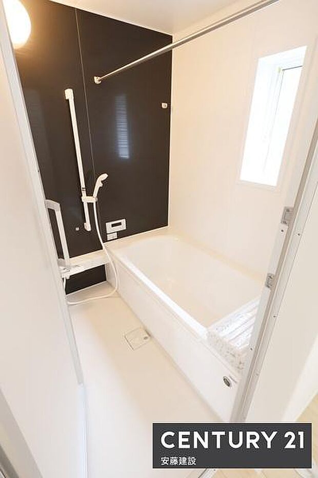 【 浴室 / Bathroom 】ブラックのアクセントパネルで優雅な空間を演出したシステムバスホスクリーンが備わっており、雨の日でも部屋干し可能