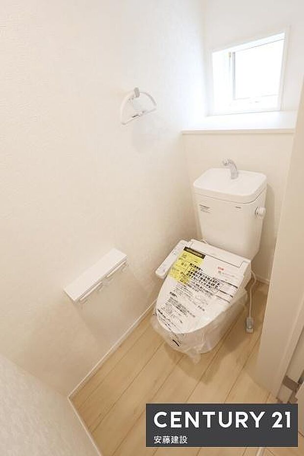 【 トイレ / toilet 】明るく清潔的なウォシュレット付きトイレ窓があり素早く換気できます