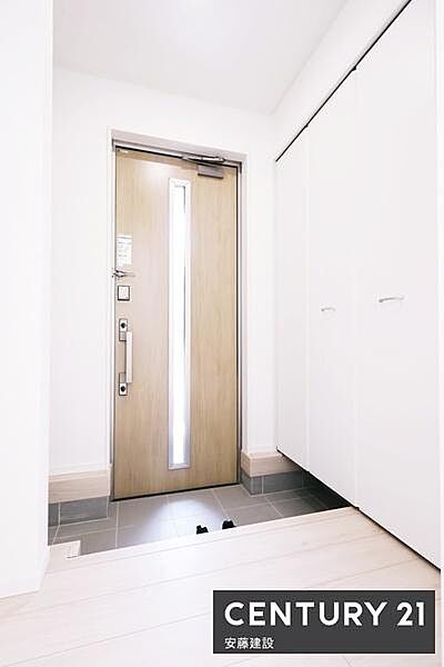 【　玄関　/　entrance　】住む人を毎日見送り迎え入れる、清潔感のある玄関