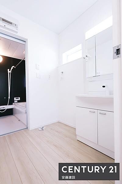 【　浴室　/　Bathroom　】ゆったりと至福のバスタイムを過ごせそうな清潔感ある浴室ホスクリーンが備わっており、雨の日でも室内部屋干し可能