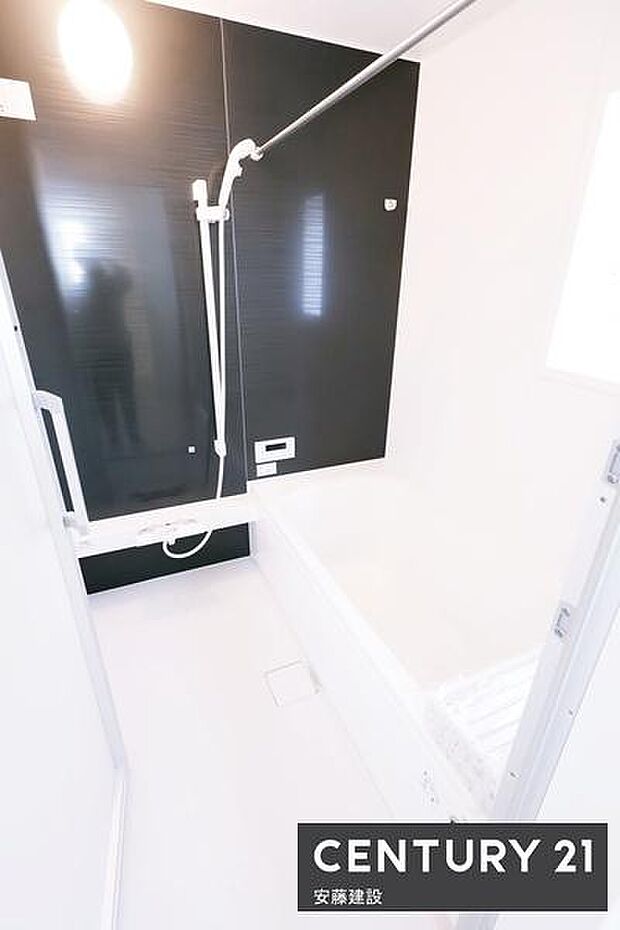 【 浴室 / Bathroom 】ブラックのアクセントパネルで優雅な空間を演出したシステムバス窓があり換気もばっちりできます!