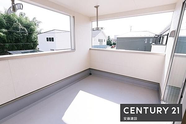 【　バルコニー　/　Balcony　】急な雨でも安心の南西向きインナーワイドバルコニーゆとりある広さで洗濯物が干しやすい広さ