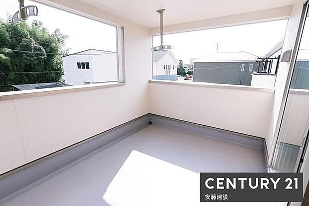 【 バルコニー / Balcony 】急な雨でも安心の南西向きインナーワイドバルコニーゆとりある広さで洗濯物が干しやすい広さ