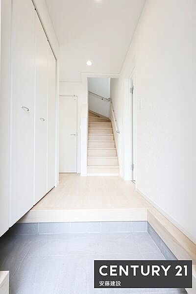 【　玄関　/　entrance　】白を基調とした清潔感あふれる玄関は、間口が広く開放的な空間かさばりやすい雨具やベビーカーも片付く可動棚付き玄関収納完備！